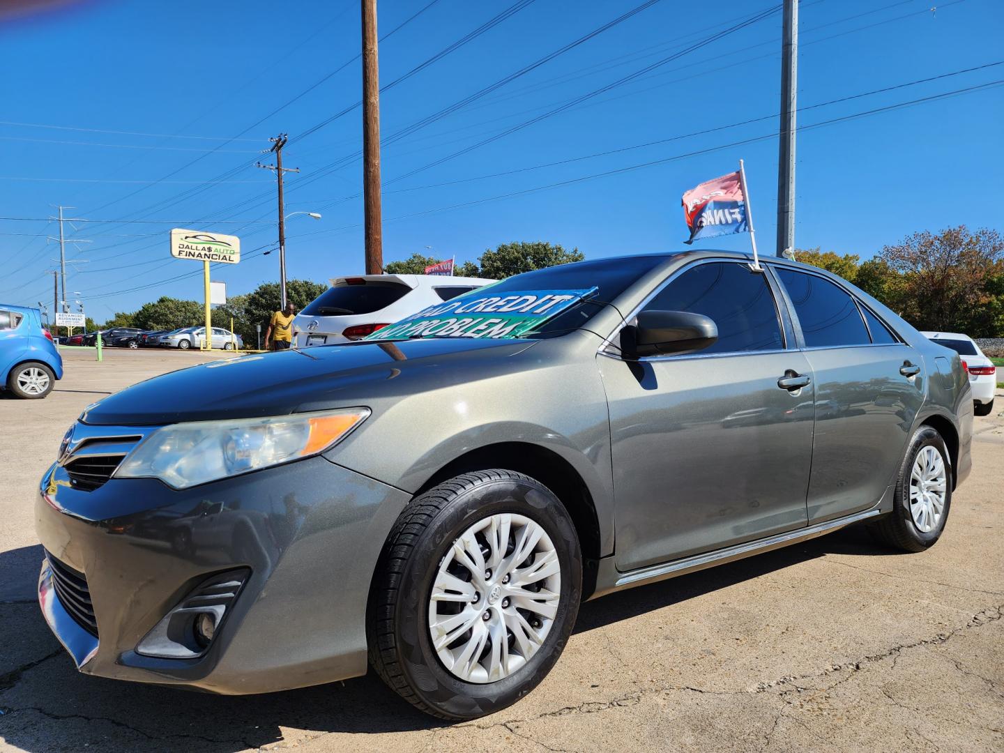 2014 GREEN Toyota Camry LE (4T4BF1FK0ER) with an 2.5L L4 DOHC 16V engine, 6-Speed Automatic transmission, located at 2660 S.Garland Avenue, Garland, TX, 75041, (469) 298-3118, 32.885551, -96.655602 - Welcome to DallasAutos4Less, one of the Premier BUY HERE PAY HERE Dealers in the North Dallas Area. We specialize in financing to people with NO CREDIT or BAD CREDIT. We need proof of income, proof of residence, and a ID. Come buy your new car from us today!! This is a SUPER CLEAN 2014 TOYOTA CAM - Photo#7